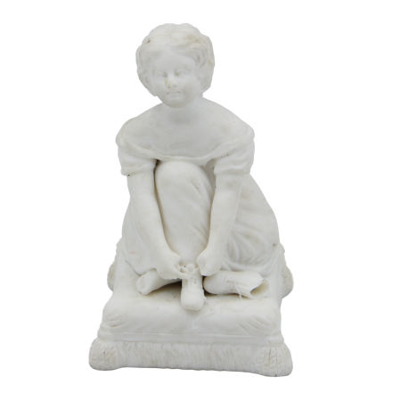 Zabytkowa figurka KOBIETA zakładająca buty